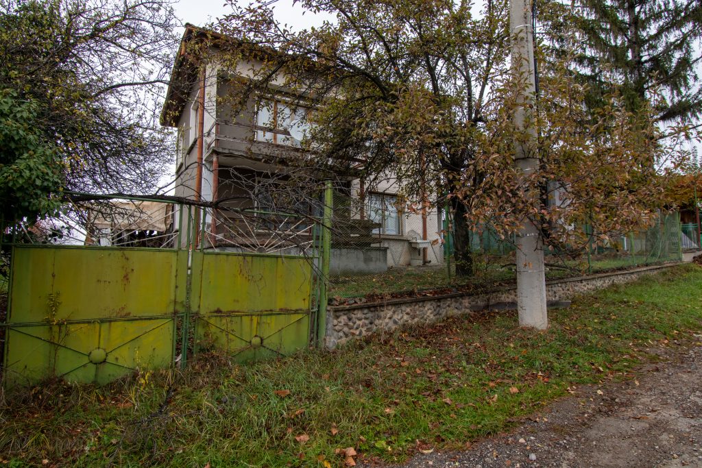 Масивна къща в с. Стъргел, общ. Горна Малина