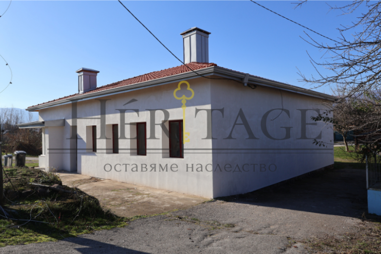 Immeuble imposant situé dans le village de Gurkovo, commune de Botevgrad