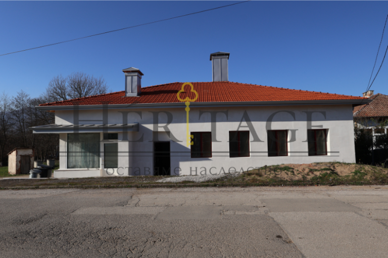 Immeuble imposant situé dans le village de Gurkovo, commune de Botevgrad