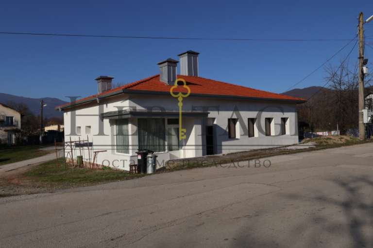 Immeuble imposant situé dans le village de Gurkovo, commune de Botevgrad