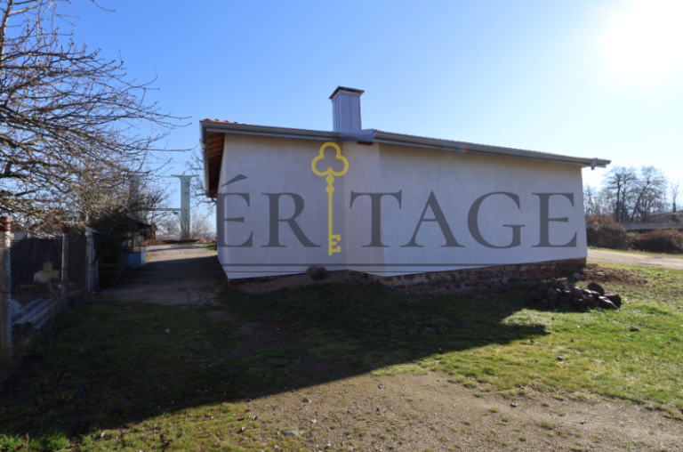 Immeuble imposant situé dans le village de Gurkovo, commune de Botevgrad