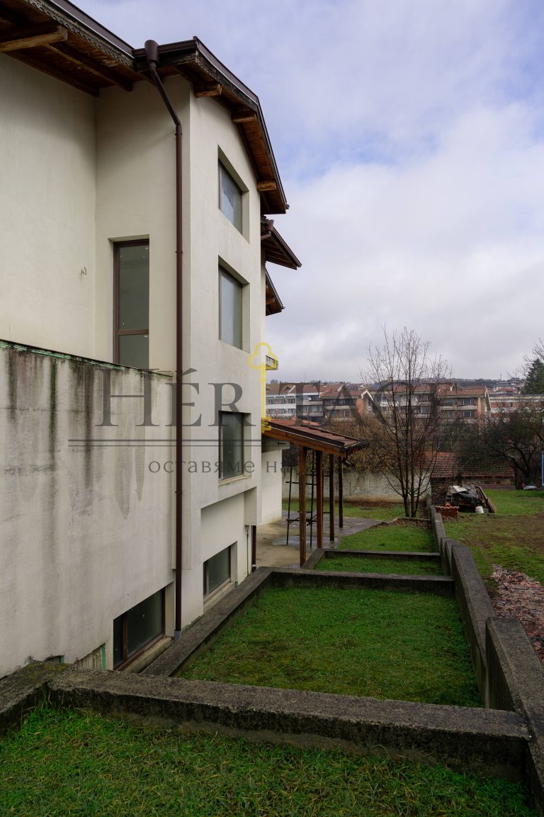 Spacieuse maison de trois étages à Gorna Malina, avec jardin