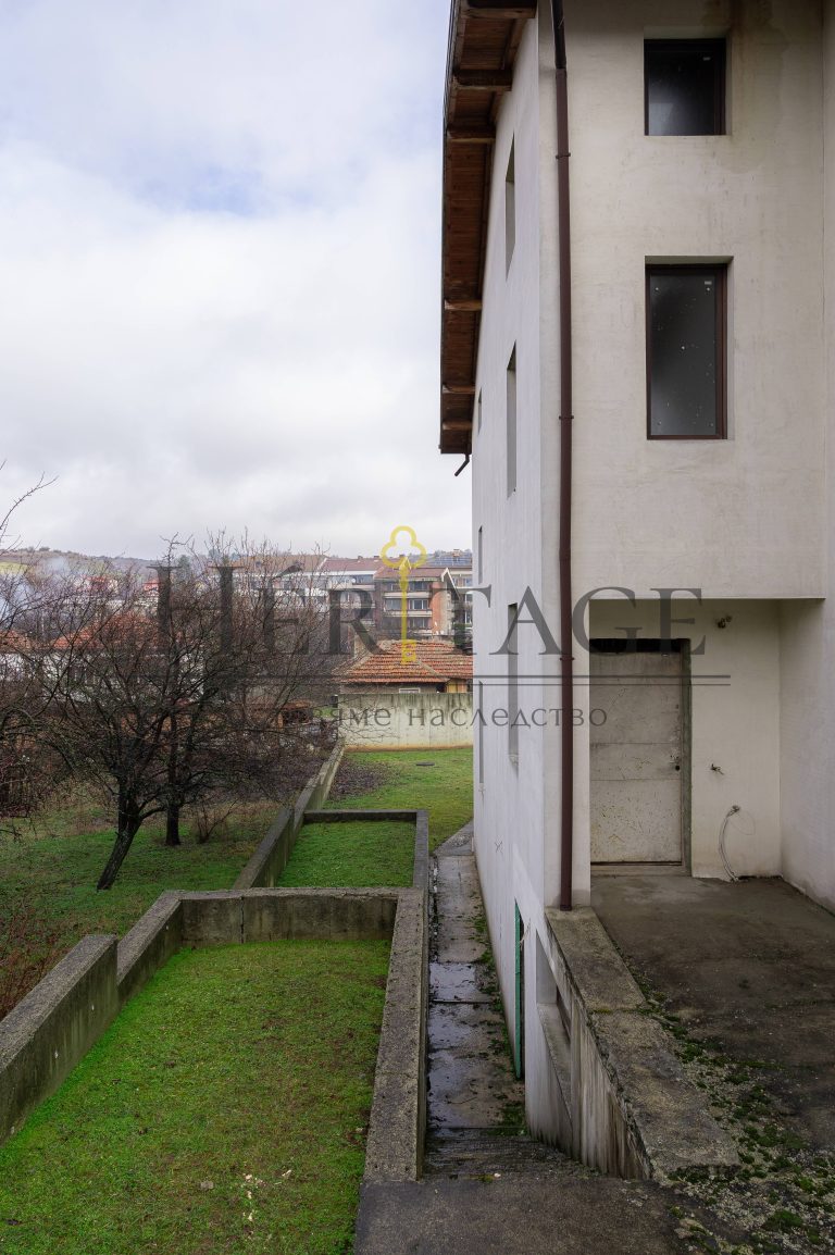 Spacieuse maison de trois étages à Gorna Malina, avec jardin