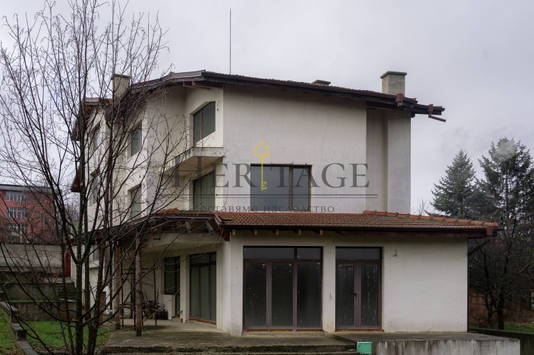 Spacieuse maison de trois étages à Gorna Malina, avec jardin